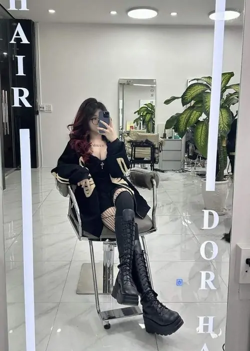 12 Ảnh gái xinh mặc quần tất lưới cạp cao nổi bật giữa outfit oversize và phụ kiện