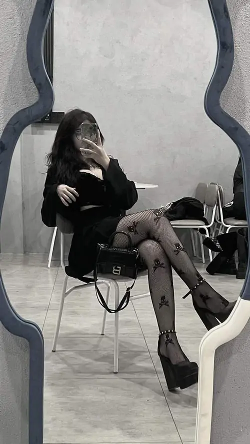 7 Ảnh gái xinh phong cách nổi loạn cùng quần tất lưới khiến tổng thể vừa chất vừa đẹp