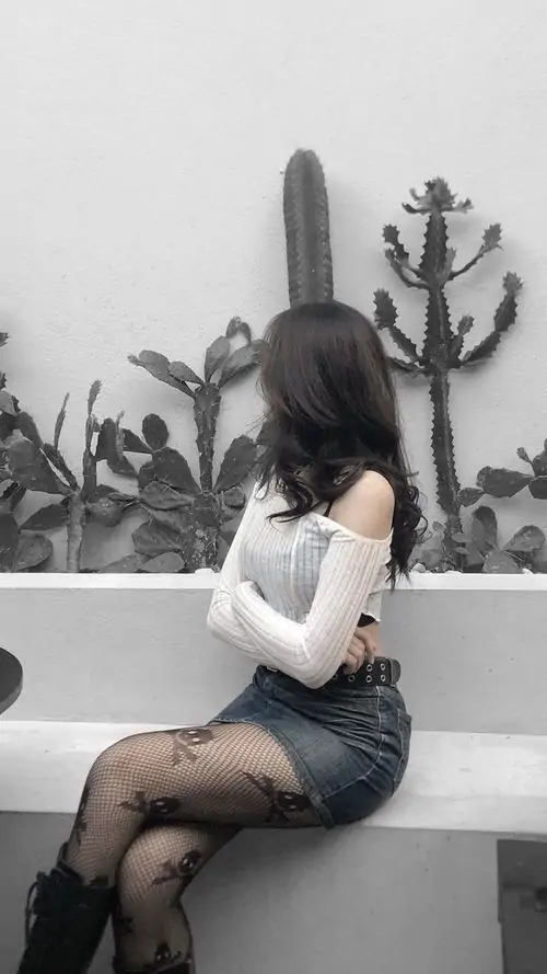 13 Ảnh gái xinh che mặt với quần tất lưới nhỏ mang vẻ quyến rũ tinh tế và hiện đại rất riêng