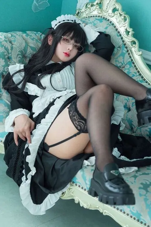 4 Ảnh gái xinh mặc quần tất lưới với chân váy ngắn, boots cao và makeup sắc