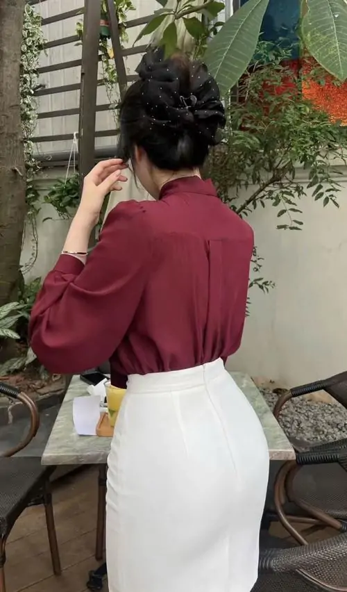 4 Loạt ảnh quý cô văn phòng trong chân váy bút chì khiến phong cách đi làm thêm cuốn hút