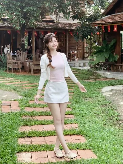 11 Nét cuốn hút này đến từ chiếc váy trắng ôm vừa vặn giữa khu vườn có lối đá, dáng xoay người nhẹ làm mái tóc bay tự nhiên, gương mặt sáng cùng vẻ trong trẻo khiến tổng thể vừa đẹp vừa sexy