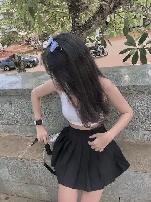 22 Chụp từ phía sau, cô nàng che mặt diện váy đen xòe nhẹ cúi người bên mép nước, mái tóc dài phủ lưng tạo cảm giác bí ẩn, bức hình mang vẻ sexy ngầu hơn là ngọt ngào nhưng vẫn rất đẹp