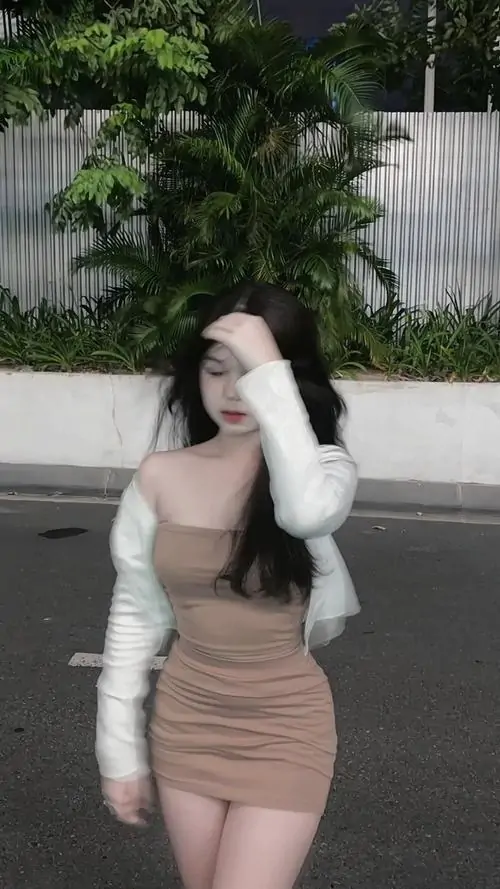 23 Ảnh nữ xinh với áo trắng khoác ngoài và chân váy be ôm body khi bước trên lối nhỏ, dáng người thon cùng nhịp chân chậm làm tổng thể thanh thoát, cuốn hút theo kiểu mềm mại và khá sexy