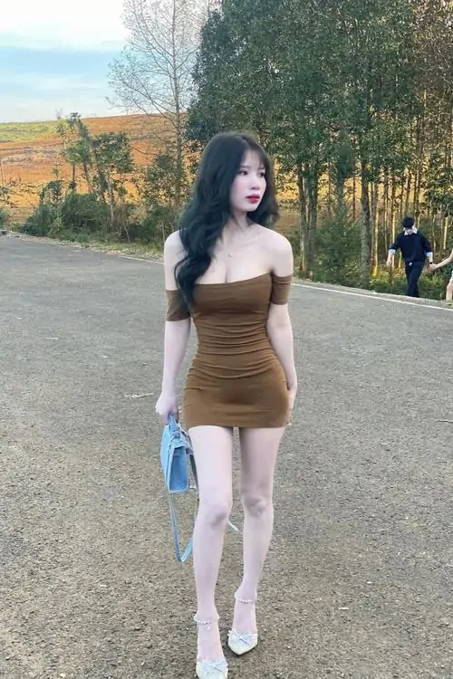 7 Bức ảnh cô nàng trong váy nâu ôm body giữa con đường vắng, mái tóc đen dài và tư thế bước nhẹ làm eo thon nổi bật, ảnh gái đẹp diện váy này có thần thái lạnh mà cực kỳ quyến rũ