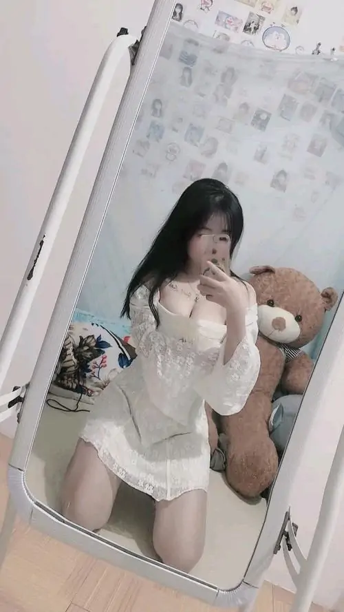 40 Bên gương lớn cô nàng diện váy trắng ngắn ren mỏng gợi vẻ nữ tính trong trẻo và khung hình sáng bừng tự nhiên