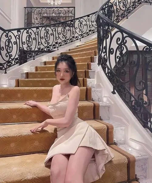 9 Trên cầu thang uốn cong bóng hồng chọn váy hồng ngắn xếp nhẹ làm khung hình thêm mềm mắt và rất nữ tính