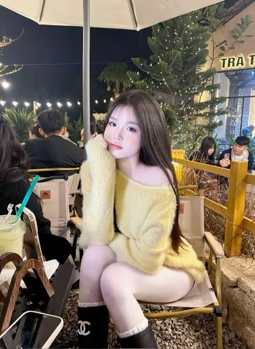 10 Giữa ánh đèn phố quyến rũ trong áo vàng phối váy ngắn trắng giúp tổng thể tươi hơn và đôi chân nhìn càng thanh thoát