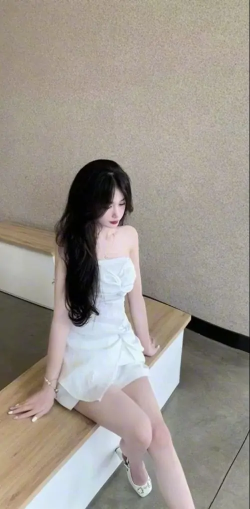 19 Trong góc tường sáng quyến rũ với váy trắng ngắn ôm thân nhẹ nhàng giúp đường chân rõ hơn mà tổng thể vẫn thanh lịch