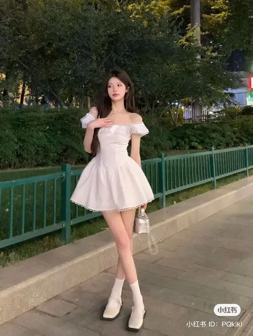 25 Dọc lối đi ảnh cô gái mặc váy trắng ngắn xòe nhẹ giữa đêm khiến bước chân thanh mảnh và khung hình sáng hơn