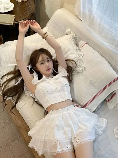 34 Nằm trên giường thiếu nữ dễ thương trong váy trắng ngắn nhiều tầng đem lại cảm giác mềm xốp trong trẻo và khá mơ màng
