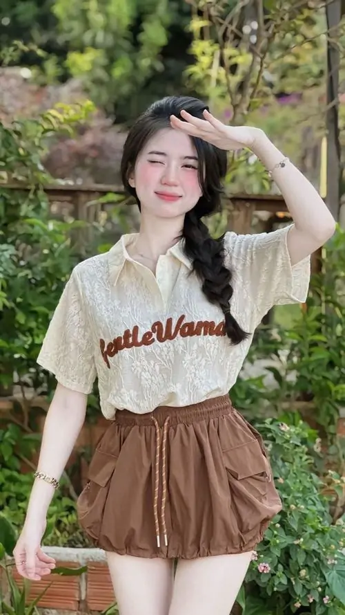 3 Dưới nắng mềm nàng thơ cute phối áo thun với chân váy xếp ly nâu tạo tổng thể xinh xắn và đầy sức sống