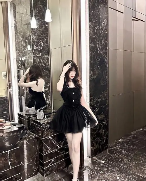 12 Gái đẹp trong váy ngắn đen đứng ở sảnh đá bóng loáng tạo cảm giác sang chảnh và tôn dáng rất rõ