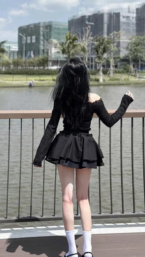 15 Ảnh cô gái chụp từ phía sau bên lan can hồ nước với váy ngắn đen tạo bối cảnh chụp ảnh rất có chiều sâu