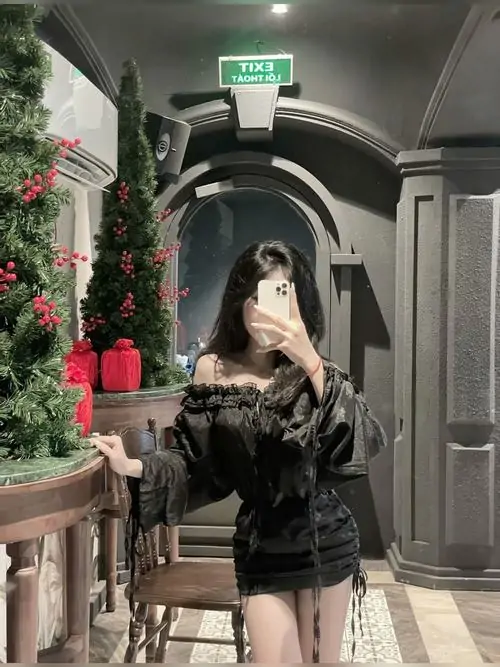 16 Hot girl sexy ngồi trong hành lang tối với váy body đen ôm gọn làm ánh mắt sắc trở nên nổi bật hơn