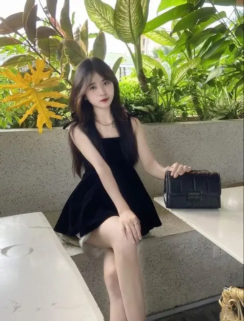 17 Mỹ nhân ngồi cạnh cây lá lớn trong váy hai dây đen đem lại cảm giác hiện đại và mềm mại rất hợp cảnh