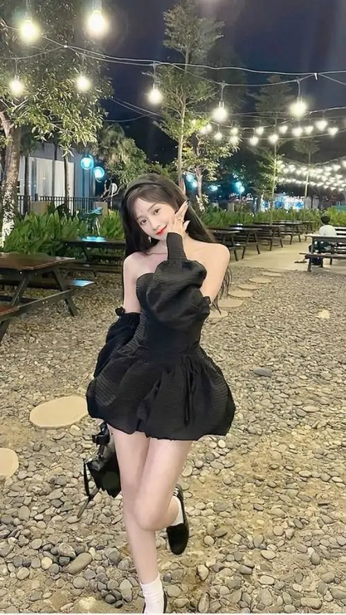 1 Ảnh gái xinh trong váy ngắn đen giữa lối đi đèn vàng mang thần thái nhẹ nhàng mà vẫn cuốn hút rất vừa mắt