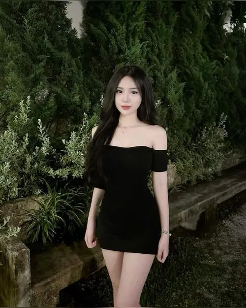 19 Sự hấp dẫn đến từ cô nàng trong váy body đen giữa nền cây tối khi làn da và đường nét đều bật lên rõ