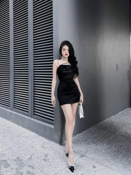 20 Vẻ quyến rũ của thiếu nữ trong váy ngắn đen nơi góc tường xám nằm ở thần thái lạnh nhẹ và vóc dáng gọn