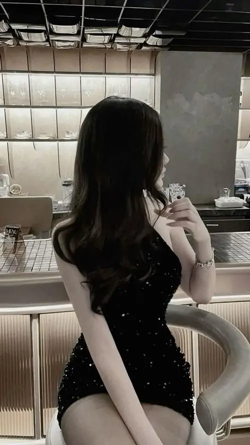 21 Nóng bỏng vừa đủ là cảm giác từ cô gái ngồi trước gương với váy body đen và son đỏ bầm đầy cuốn mắt