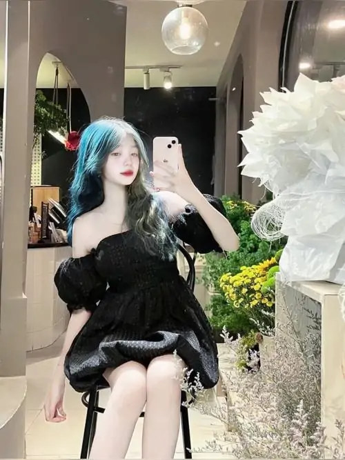 22 Ảnh gái xinh tựa ghế cạnh cửa sổ trong váy ngắn đen mang nét bí ẩn cùng bờ vai mềm nhìn rất nên thơ