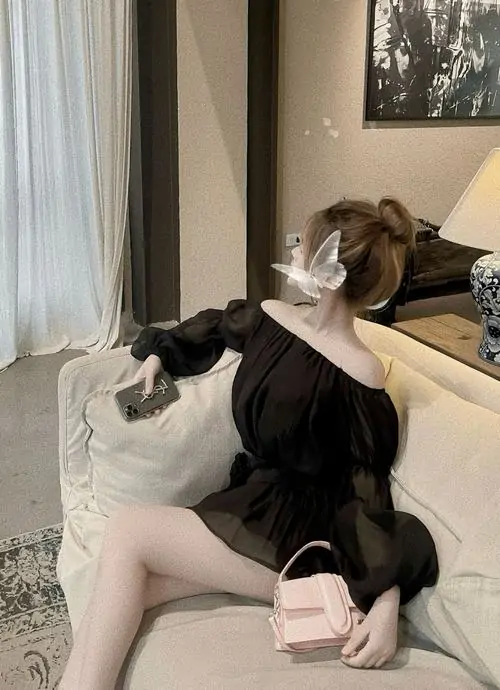 23 Gái đẹp đứng nghiêng nơi góc sân với váy body đen làm vòng eo nhỏ hiện rõ và tổng thể thêm tôn dáng