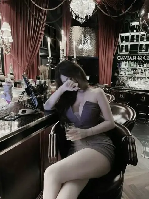 26 Ảnh cô gái trước biển hiệu quán với váy trễ vai đen gợi vẻ sang chảnh và thần thái đầy cuốn hút