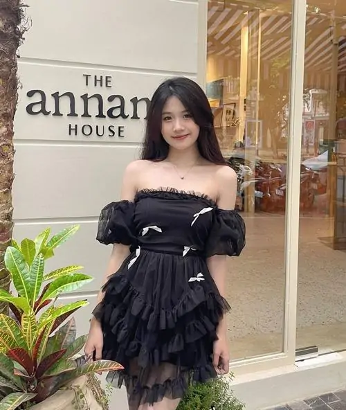 27 Hot girl sexy ngồi trên bục gỗ trong váy body đen khoe đôi chân thon cùng vẻ ngoài hiện đại rất bắt mắt