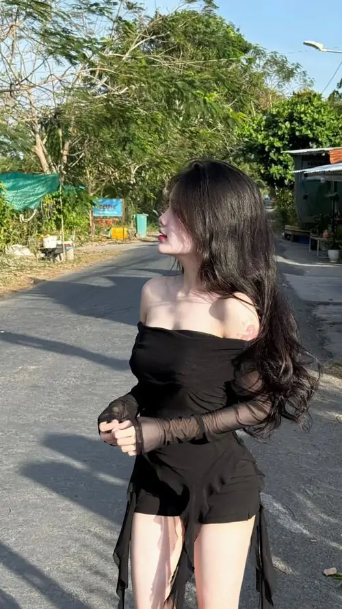 2 Gái đẹp diện đầm hai dây đen trên con đường nắng sớm khoe vòng eo nhỏ và vẻ sang chảnh đầy tự nhiên