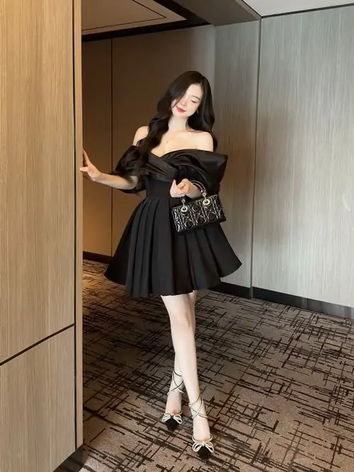 29 Bóng hồng bên cửa gỗ trong blazer đen phối váy ngắn tạo diện mạo cá tính mà vẫn giữ nét quyến rũ