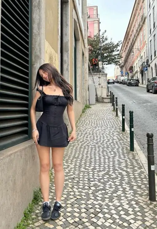 3 Nàng xinh mặc váy body đen đứng ở ngõ nhỏ lát đá làm đôi chân thon trông dài hơn và gọn mắt