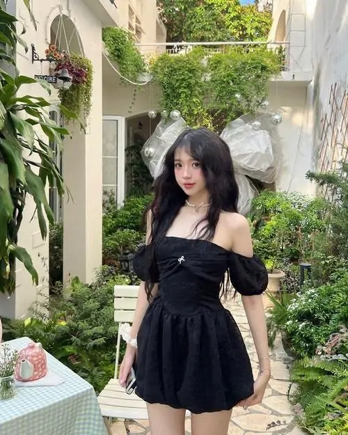 4 Thiếu nữ dễ thương trong váy trễ vai đen giữa khoảng sân xanh đem lại cảm giác bí ẩn mà vẫn mềm mại