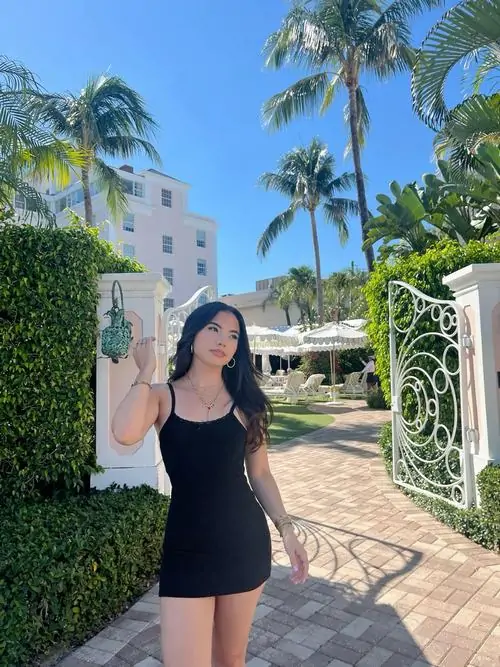 5 Ảnh cô gái mặc váy ngắn đen dưới hàng dừa khoe làn da nổi bật cùng khí chất hiện đại rất hợp mắt