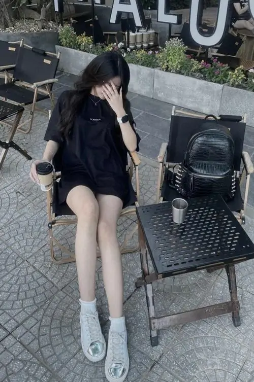 6 Hot girl sexy ngồi ghế ngoài trời với váy body đen và giày cao gót tạo tổng thể tôn dáng đầy cuốn hút