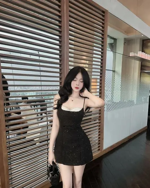 8 Bóng hồng tựa bên vách gỗ trong váy body đen mang ánh mắt sắc cùng cảm giác bí ẩn rất khó rời nhìn