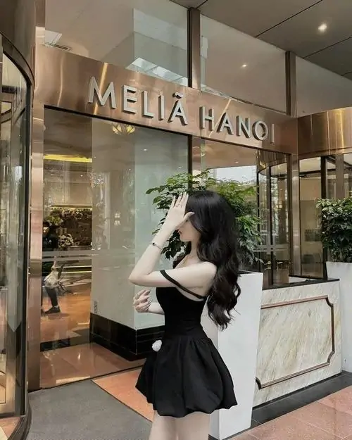 31 Ảnh gái xinh mặc váy ngắn đen gây chú ý với thần thái bí ẩn và cuốn hút