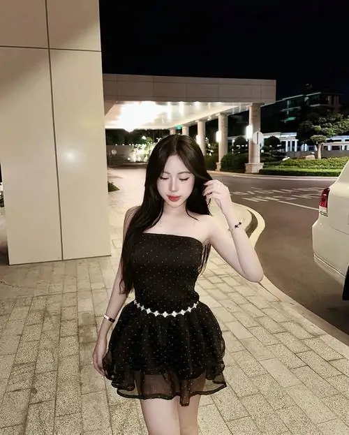32 Loạt ảnh gái xinh mặc váy ngắn đen hút mắt nhờ vóc dáng thon gọn nổi bật