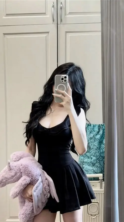 35 Loạt hình gái xinh mặc váy ngắn đen nổi bật với đôi chân dài và visual cuốn hút