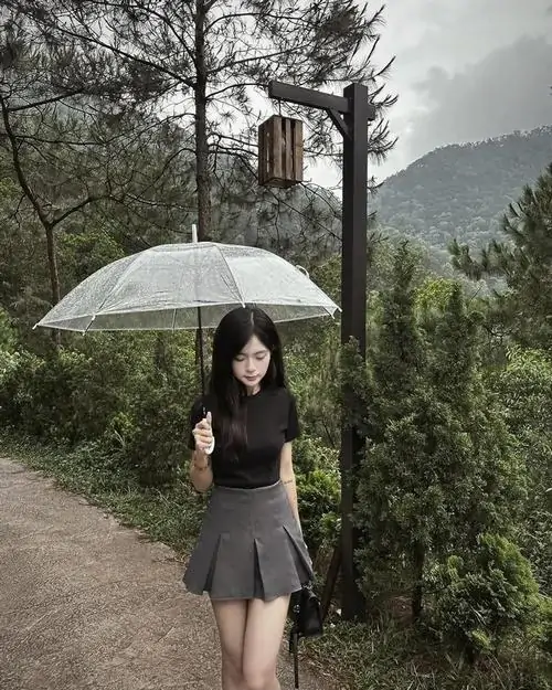 10 Nàng thơ cute trong ảnh dạo phố khoác hoodie rộng và váy xếp ly ngắn tạo cảm giác mềm nhẹ bay và rất gần gũi