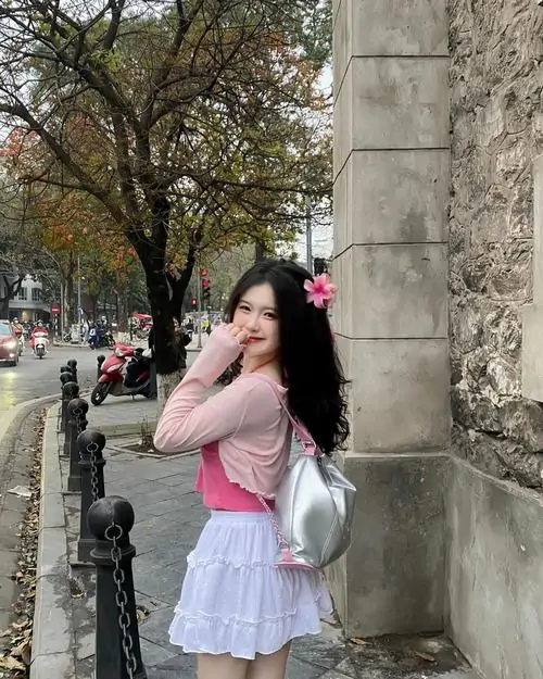 11 Ảnh hot girl với chân váy xếp ly ngắn màu xanh than đứng bên xe đạp nhỏ gợi đúng chất hack tuổi và dịu dàng