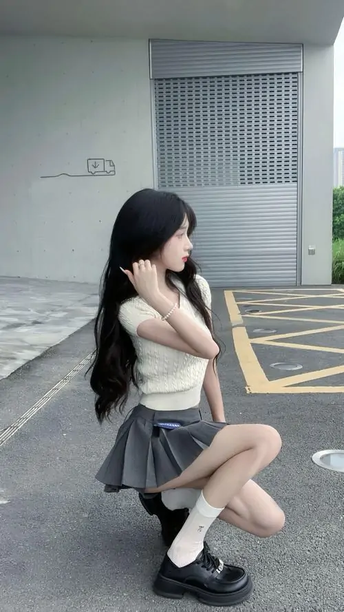 12 Nàng thơ cute trong bộ ảnh chân dung đời thường mặc váy ngắn xếp ly màu đen khiến thần thái tươi sáng càng thêm rõ