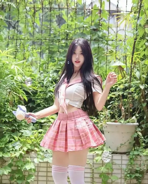 13 Cô nàng xinh xắn diện váy xếp ly ngắn cùng áo thun ôm bước xuống cầu thang tạo tổng thể cân đối và rất nữ tính