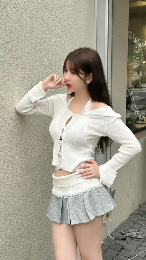 14 Gái đẹp mặc váy chữ A xếp nếp ngồi sát cửa sổ ánh sáng mềm làm màu trắng kem của outfit thêm nổi bật