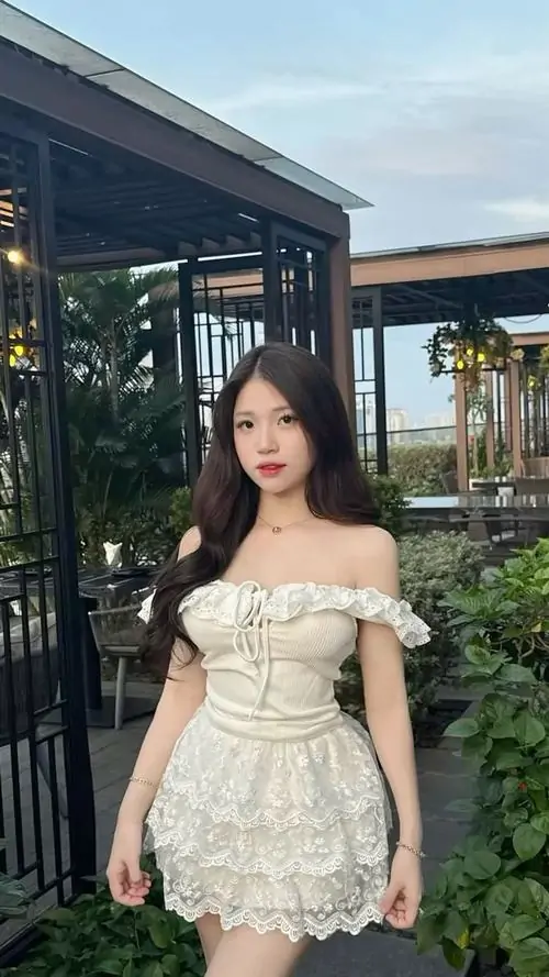 15 Nàng thơ cute trong váy tennis ngắn phối hoodie rộng nhìn về phía sân bóng tạo cảm giác khỏe khoắn mà vẫn mềm mại