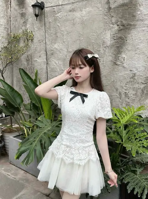 16 Gái đẹp diện chân váy xếp ly ngắn cùng áo croptop bước trên vỉa hè nắng sớm tạo cảm giác năng động và rất bắt sáng