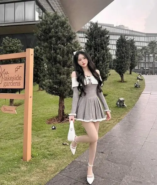 18 Ảnh hot girl mặc váy ngắn xếp ly xoay nhẹ trong sân trường các nếp ly đều tạo chuyển động đẹp và tổng thể thêm nổi bật