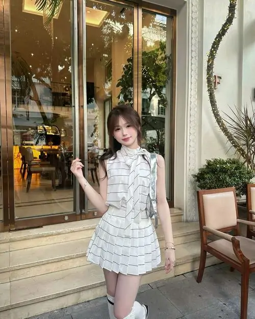 21 Ảnh gái xinh mặc váy ngắn xếp ly: Tôn dáng, trẻ trung và phong cách năng động