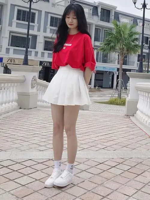 22 Ảnh hot girl diện váy tennis ngắn màu trắng kem bước nhanh qua sân tạo hiệu ứng chân dài và vẻ ngoài khỏe khoắn