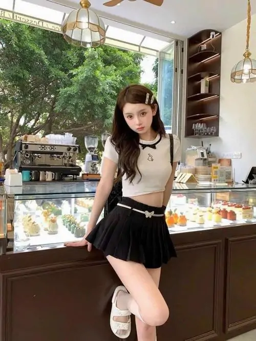 23 Thiếu nữ dễ thương diện chân váy xếp ly ngắn với áo croptop sáng màu đứng dưới nắng khiến làn ảnh thêm sáng dáng