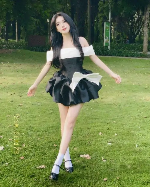 24 Thiếu nữ dễ thương trong ảnh dạo phố chọn váy ngắn xếp ly và túi đeo vai nhỏ khiến tổng thể thêm gọn gàng